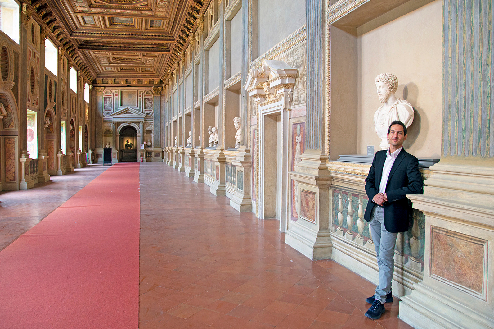 Il direttore Stefano L'Occaso in una delle gallerie di Palazzo Ducale