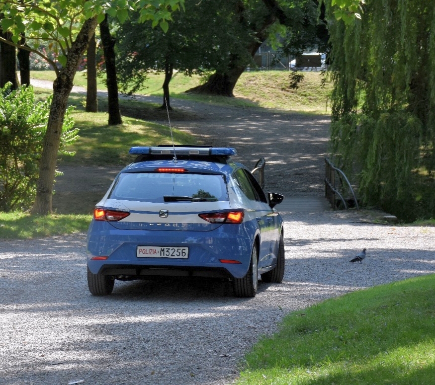 Un equipaggio della polizia durante alcuni controlli a Mantova