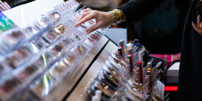 Nascondono 700 euro di prodotti sotto la giacca: scatta l’arresto per un 34enne ed una 31enne