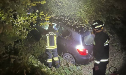 Esce di strada a Canneto sull'Oglio e finisce contro le piante, 38enne ferito