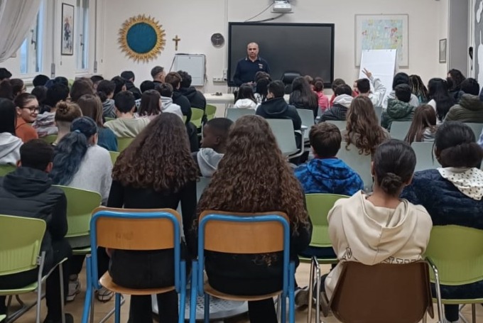 La Polizia incontra gli studenti mantovani, 400 ragazzi coinvolti in un dibattito sul web