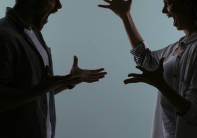 Chiamano i Carabinieri per sedare la lite, ma in casa c’è uno strano odore: coniugi spacciatori nei guai