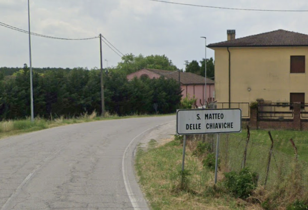 Spaventano un’automobilista con i fari e la fanno accostare, poi le rubano cellulare e portafoglio