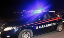 Ubriaco e molesto in un bar di Mantova, 41enne si denuda davanti ai Carabinieri e oppone resistenza