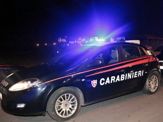 Ubriaco e molesto in un bar di Mantova, 41enne si denuda davanti ai Carabinieri e oppone resistenza