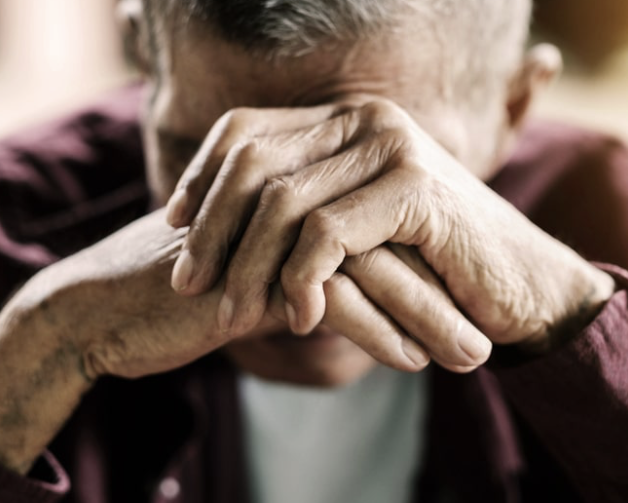 Minaccia di morte i genitori anziani e li picchia, 55enne nei guai a Ostiglia