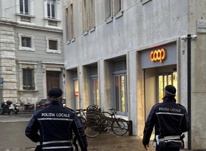 Furto alla Coop di Mantova, ladro 44enne beccato in via Principe Amedeo