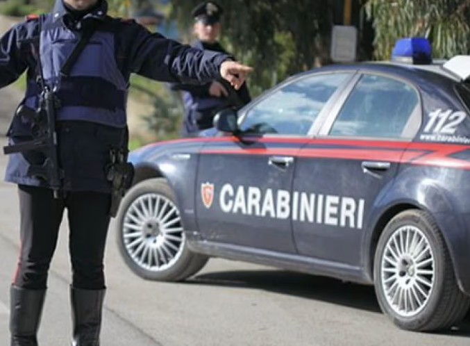 Beccati con un coltello e tre mazze in auto, 29enne e 39enne nei guai a Viadana