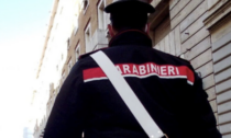 Si traveste da carabiniere, minaccia la titolare di un centro massaggi e poi le sfascia la vetrina con l'auto