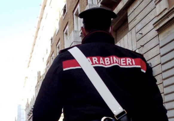 Si traveste da carabiniere, minaccia la titolare di un centro massaggi e poi le sfascia la vetrina con l’auto