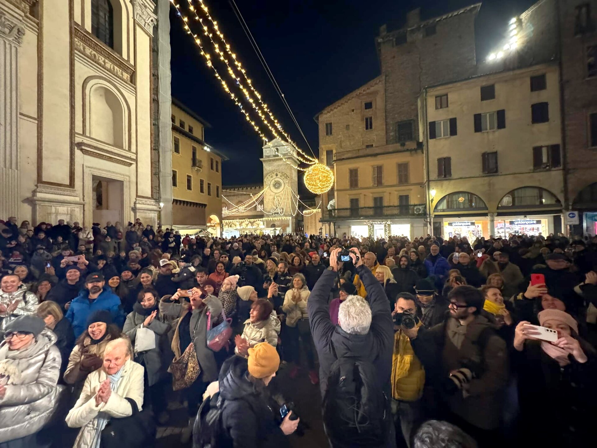 L'accensione delle luminarie (foto dal profilo Facebook del sindaco Mattia Palazzi)