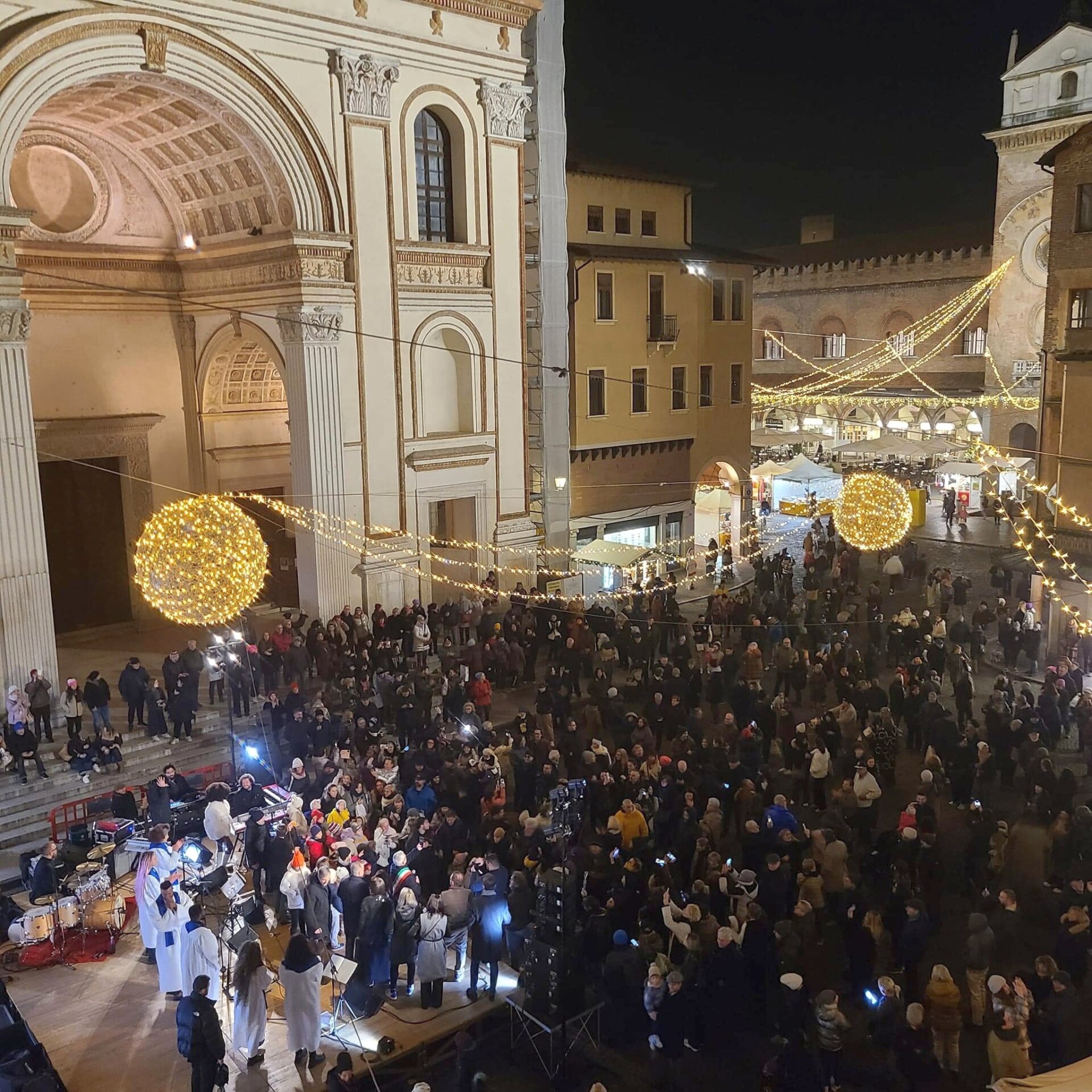 Una panoramica sulle luminarie accese ieri in centro a Mantova (foto dal profilo Facebook dell'assessore Rebecchi)