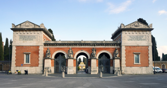 Una 57enne di Goito trovata senza vita al cimitero del Verano: si indaga per omicidio