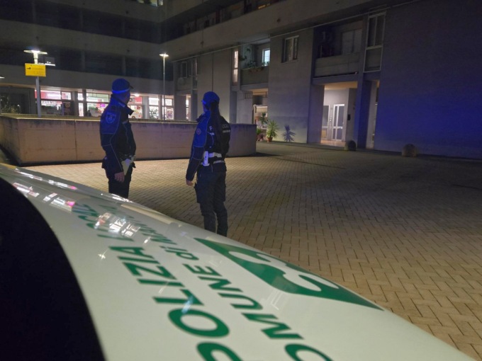 La piastra di lunetta circondata dalle forze dell’ordine: scattano i maxi controlli