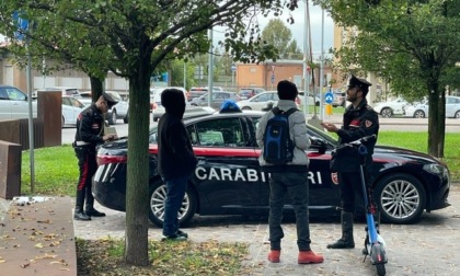 Girava per Mantova con un coltello e una mazza, 22enne denunciato