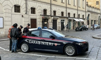 Fruga in un'auto parcheggiata e aggredisce la proprietaria, ladro 17enne scappa con cellulari e orologio