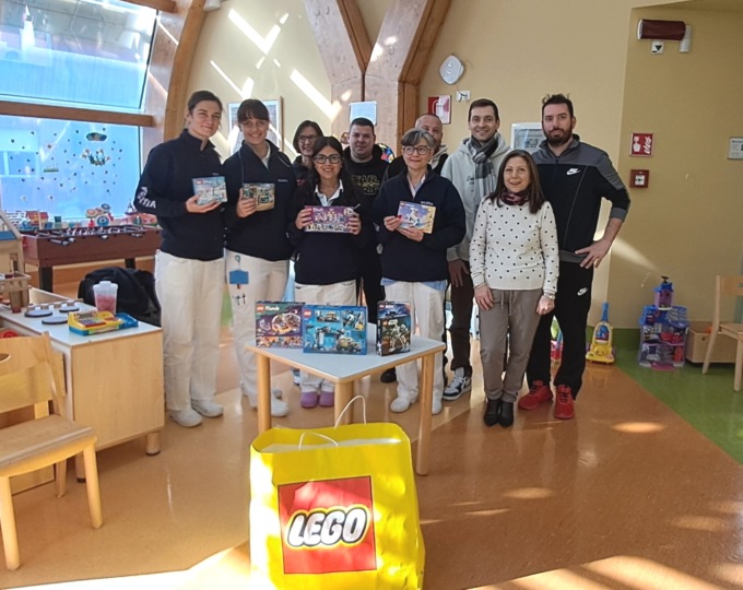 Il dono all’ospedale di Mantova: tanti mattoncini Lego per i bambini della Pediatria