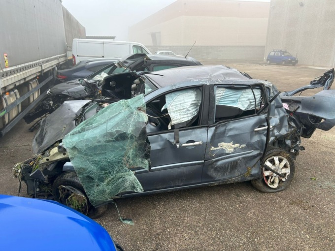 L’auto decolla sul rondò e schizza via: 33enne morto sul colpo, 22enne e 24enne feriti
