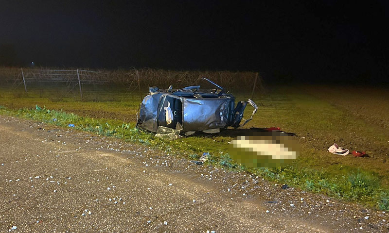 L'auto capottata dopo il micidiale schianto nella notte