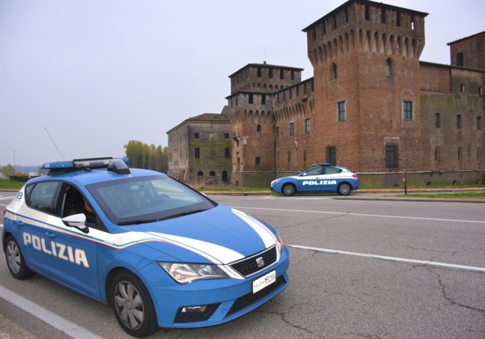 Equipaggi della polizia durante alcuni controlli a Mantova