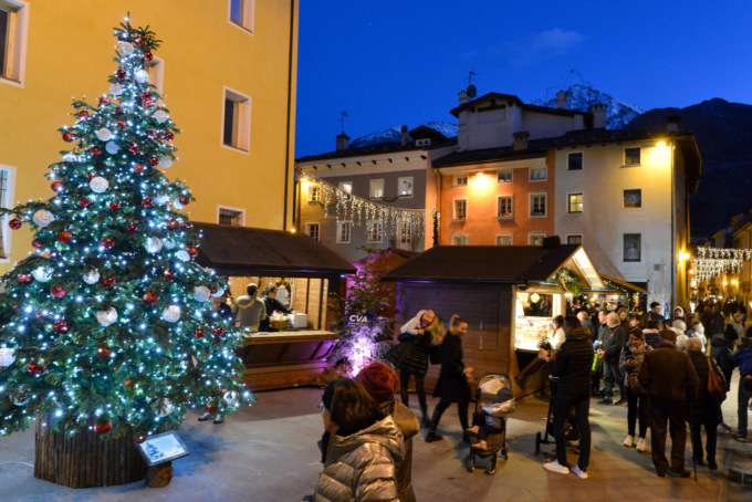 Marche’ Vert Noël 24/25: la prima volta del villaggio alpino in piazza Chanoux è un ritorno alle origini