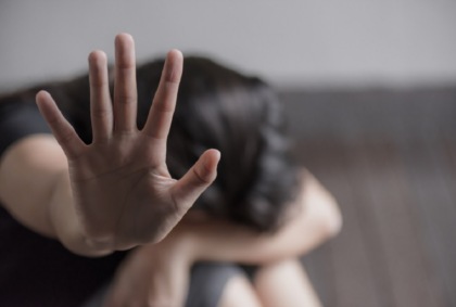 “Correte, il papà sta picchiando la mamma e vuole picchiare pure a noi”: 52enne arrestato