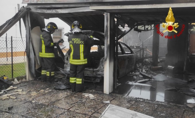 Divampa l’incendio nel garage, auto a Gpl avvolta dalle fiamme
