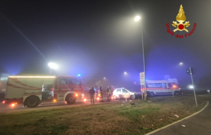 Escono di strada e vanno a sbattere contro un palo a San Giorgio Bigarello, coinvolto anche un 17enne