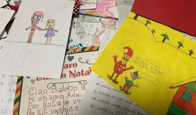 A Mantova migliaia di letterine di Babbo Natale raccontano sogni, speranze e desideri