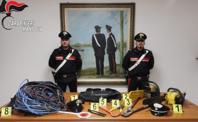 A bordo di un’auto rubata con grimaldelli e chiavi modificate: fermati per caso dai carabinieri e subito arrestati