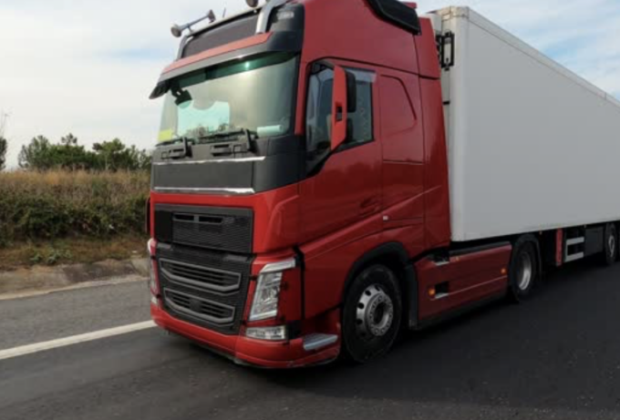 Zigzaga con il tir sulle strade della periferia di Mantova, il camionista 44enne era ubriaco