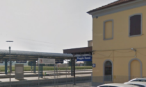 Fanno esplodere petardi in stazione a Poggio Rusco e poi scappano sui binari, tre giovani nei guai