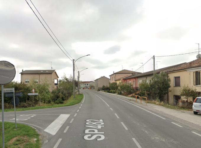 Esce di strada a Sustinente e si scontra con un’auto e le ringhiere delle case, due 20enni in gravi condizioni