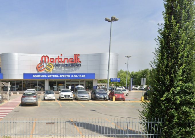 Beccata mentre ruba al supermercato, 54enne lancia il carrello contro un vigilante e scappa