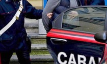 Fermato per un controllo a Borgo Virgilio, 37enne attacca e ferisce i Carabinieri