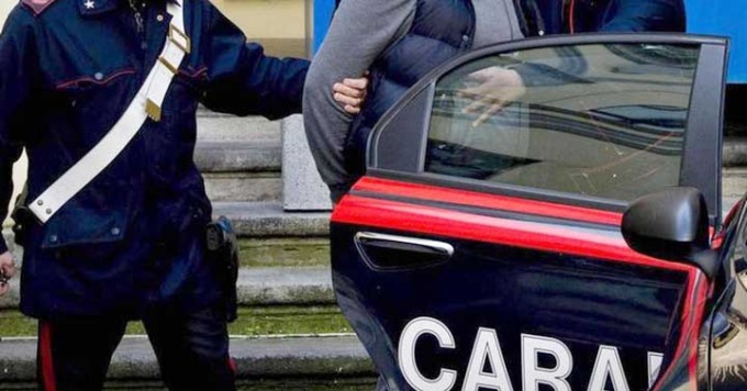 Fermato per un controllo a Borgo Virgilio, 37enne attacca e ferisce i Carabinieri