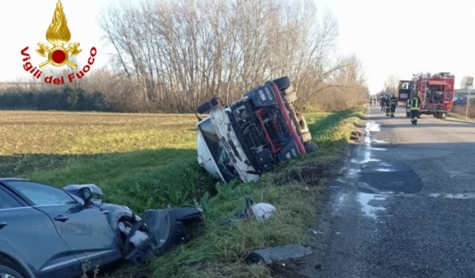 Schianto tra autocisterna e auto, muore una donna di 52enne