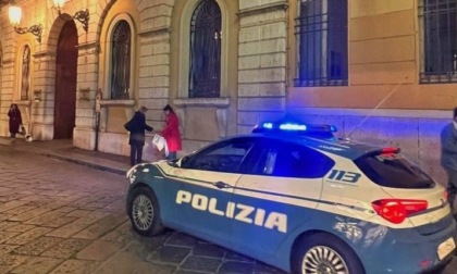 In autobus senza biglietto, si scaglia contro la porta ed il controllore: 30enne denunciato