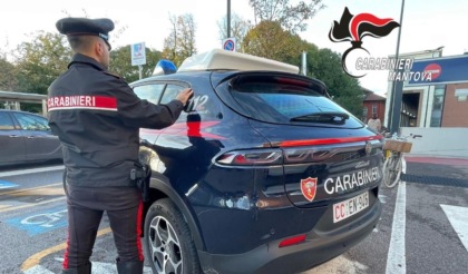 Ruba un giubbotto da un’auto in sosta, all’interno 300 euro in contanti: nei guai una 33enne