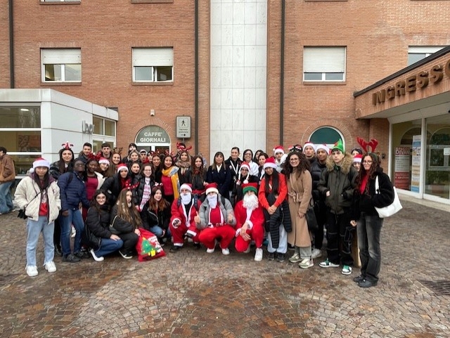 Il gruppo di studenti di fronte all'ingresso del Poma