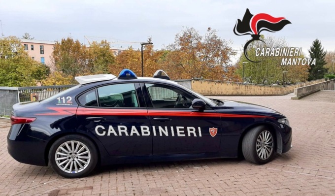 Nonostante il divieto di avvicinamento, continua a minacciare e picchiare i genitori per estorcergli denaro