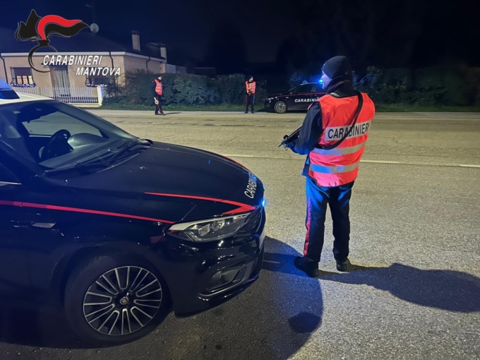 I carabinieri durante un controllo notturno lungo le strade mantovane