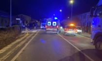 In moto prima contro un'auto e poi contro un camion: salvo un ragazzo di 20 anni