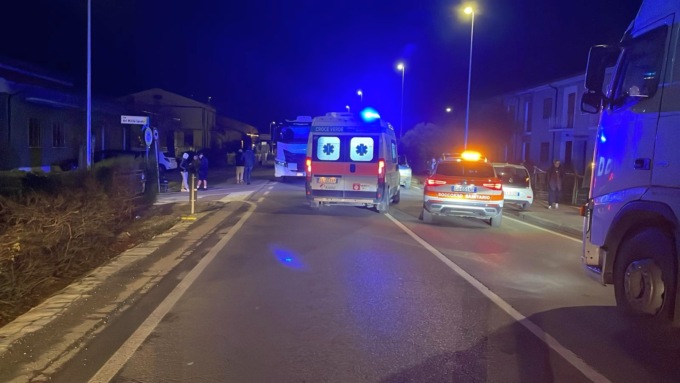 In moto prima contro un’auto e poi contro un camion: salvo un ragazzo di 20 anni