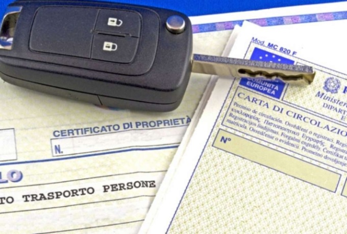 Finge di aver perso il libretto di circolazione per riavere l’auto che gli avevano sequestrato, 52enne nei guai