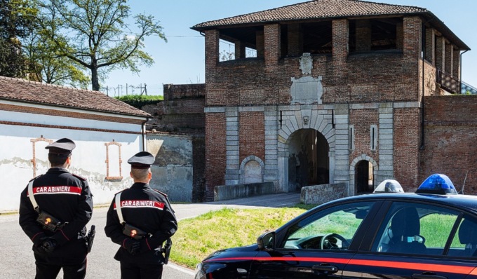 Nel baule dell’auto abbigliamento e cosmetici rubati: quattro donne denunciate, una è minorenne