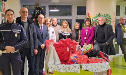 Un po' di felicità per i bimbi ricoverati, le forze dell'ordine portano i regali di Santa Lucia