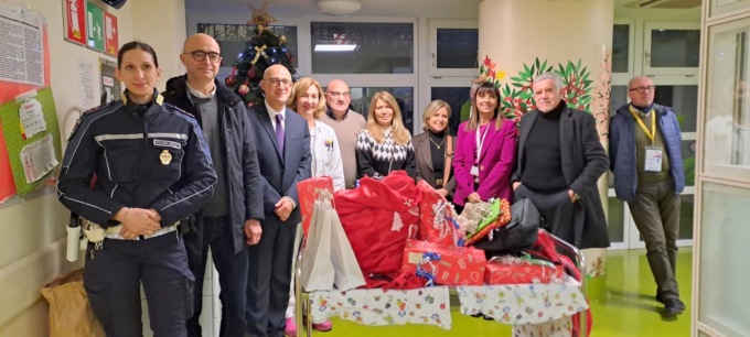 Un po’ di felicità per i bimbi ricoverati, le forze dell’ordine portano i regali di Santa Lucia
