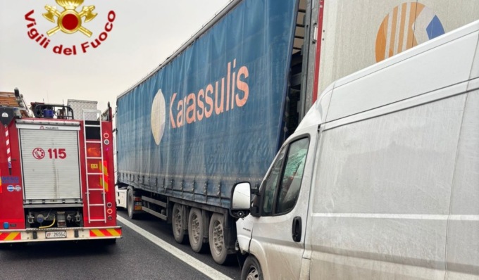 Schianto con il furgone contro mezzo pesante fermo in corsia d’emergenza