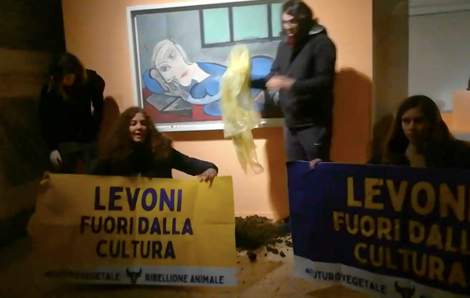 Chi sono, da dove arrivano (e cosa rischiano) gli attivisti che hanno imbrattato il dipinto di Picasso a Palazzo Te